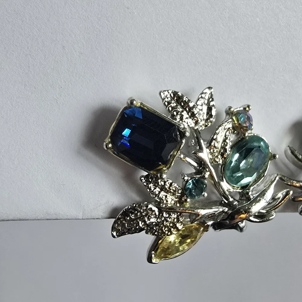 Vintage earrings floral silver tone rhinestones clip on clipon retro